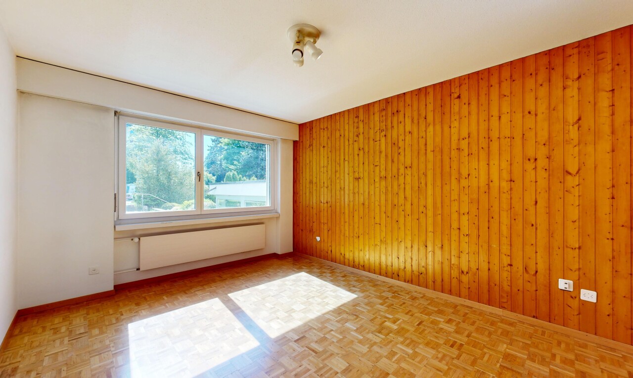 pièce vide avec parquet floor, wood finish floor, sol en finition bois, natural light, et lumière naturelle