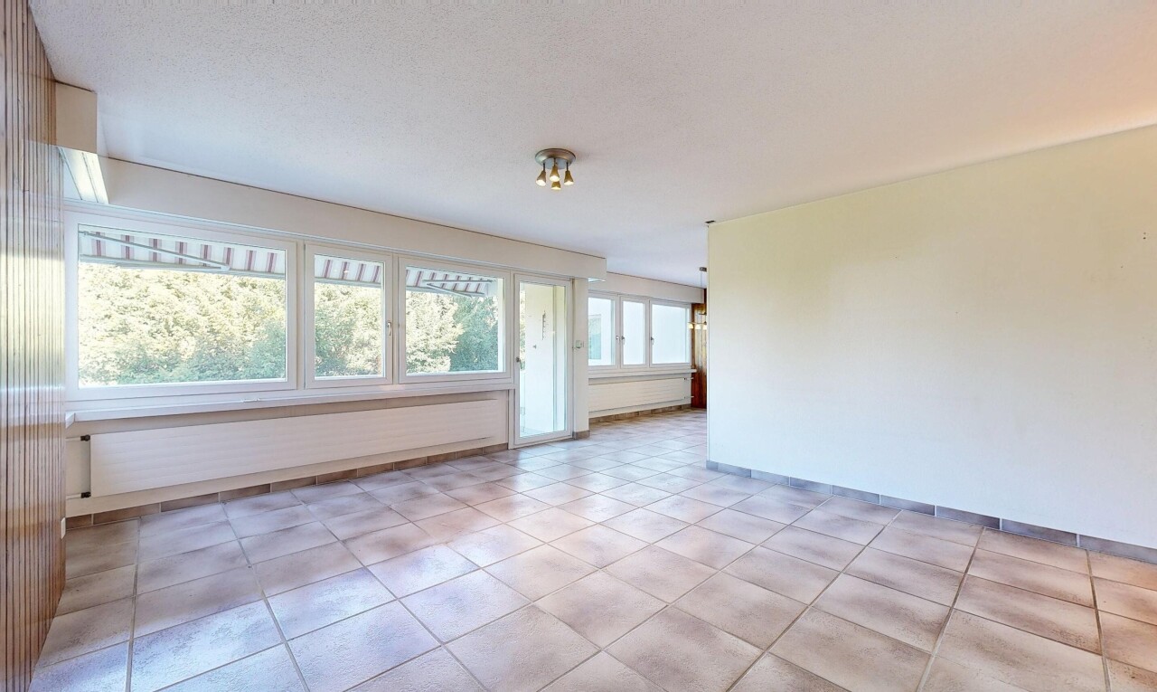 pièce vide avec inside property, natural light, lumière naturelle, light floor, et drywall