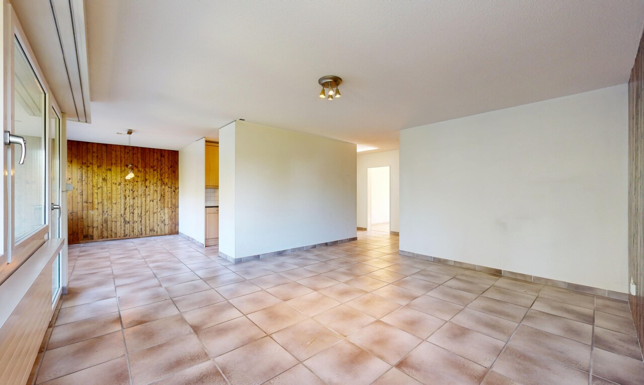 pièce vide avec mur en bois, wood wall, light floor, inside property, et cloison sèche