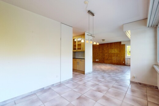 leerer raum mit light floor, natürliches licht, natural light, inside property, und holzwand