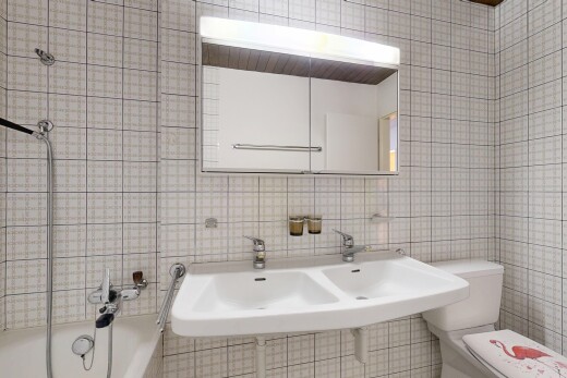 bad mit tile wall, fliesenwand, spiegel, inside property, und komplettes badezimmer