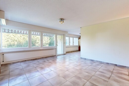 pièce vide avec inside property, natural light, lumière naturelle, light floor, et drywall