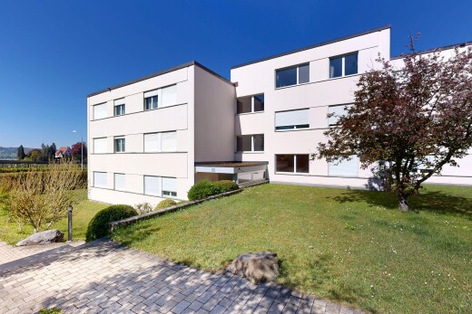 außenansicht mit blick auf wohnanlage, apartment complex view, day time, und from community