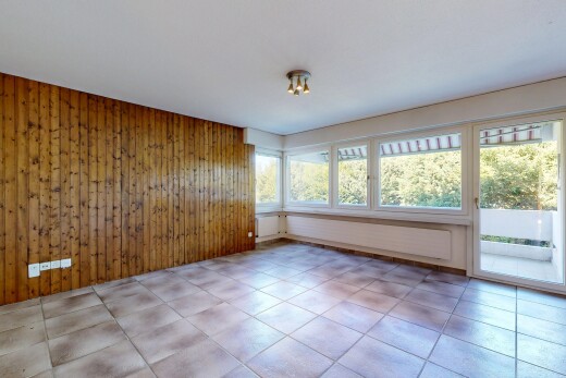 leerer raum mit inside property, natural light, natürliches licht, wood wall, und holzwand