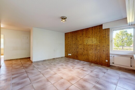 pièce vide avec natural light, lumière naturelle, wood wall, mur en bois, et inside property