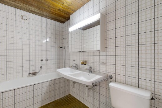 bad mit tile wall, fliesenwand, spiegel, inside property, und komplettes badezimmer