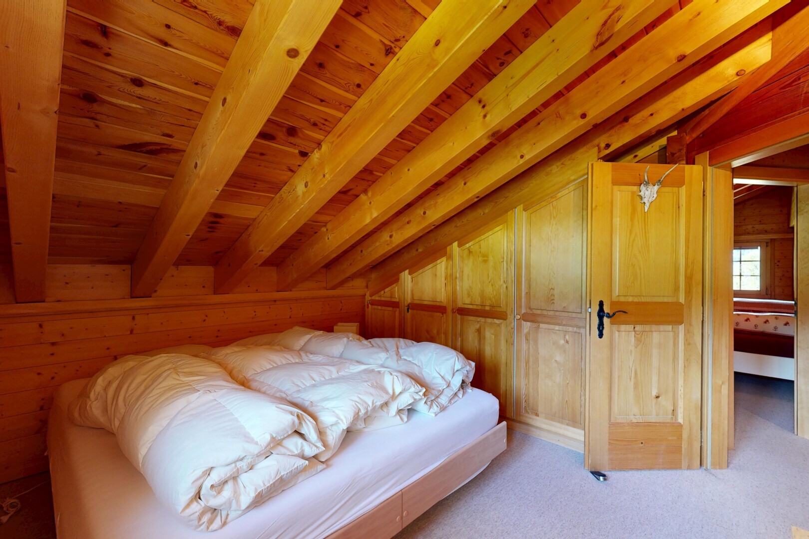 chambre avec plafond à poutres, beamed ceiling, plafond voûté, vaulted ceiling, et lumière naturelle