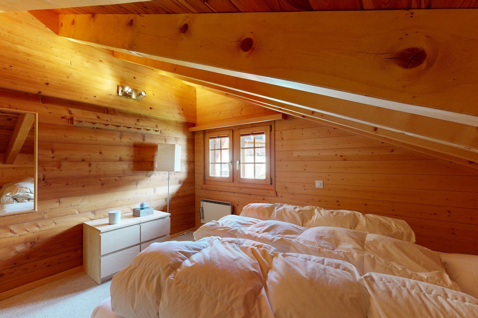chambre avec vaulted ceiling, plafond voûté, wood ceiling, plafond en bois, et wood wall