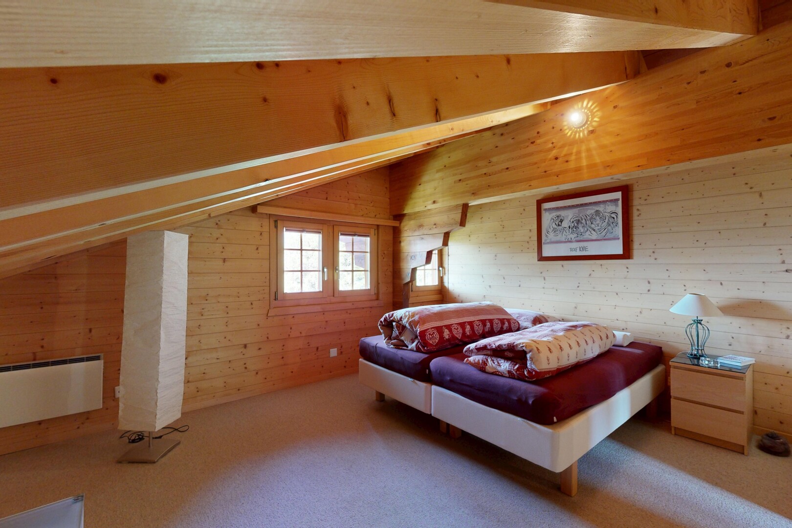 chambre avec mur en bois, wood wall, plafond voûté, vaulted ceiling, et moquette