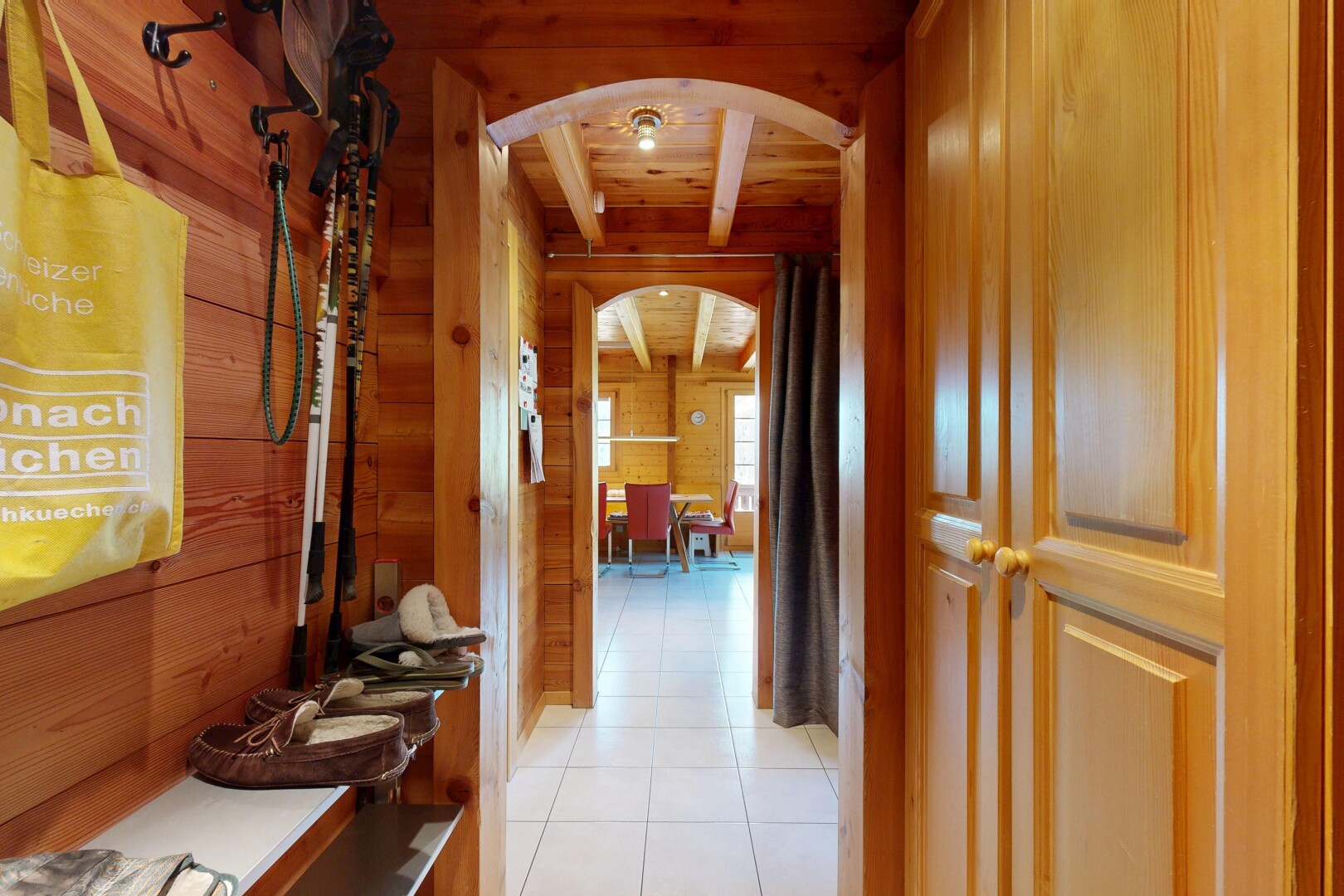 couloir avec inside property, tile floor, sol en carrelage, wood wall, et mur en bois