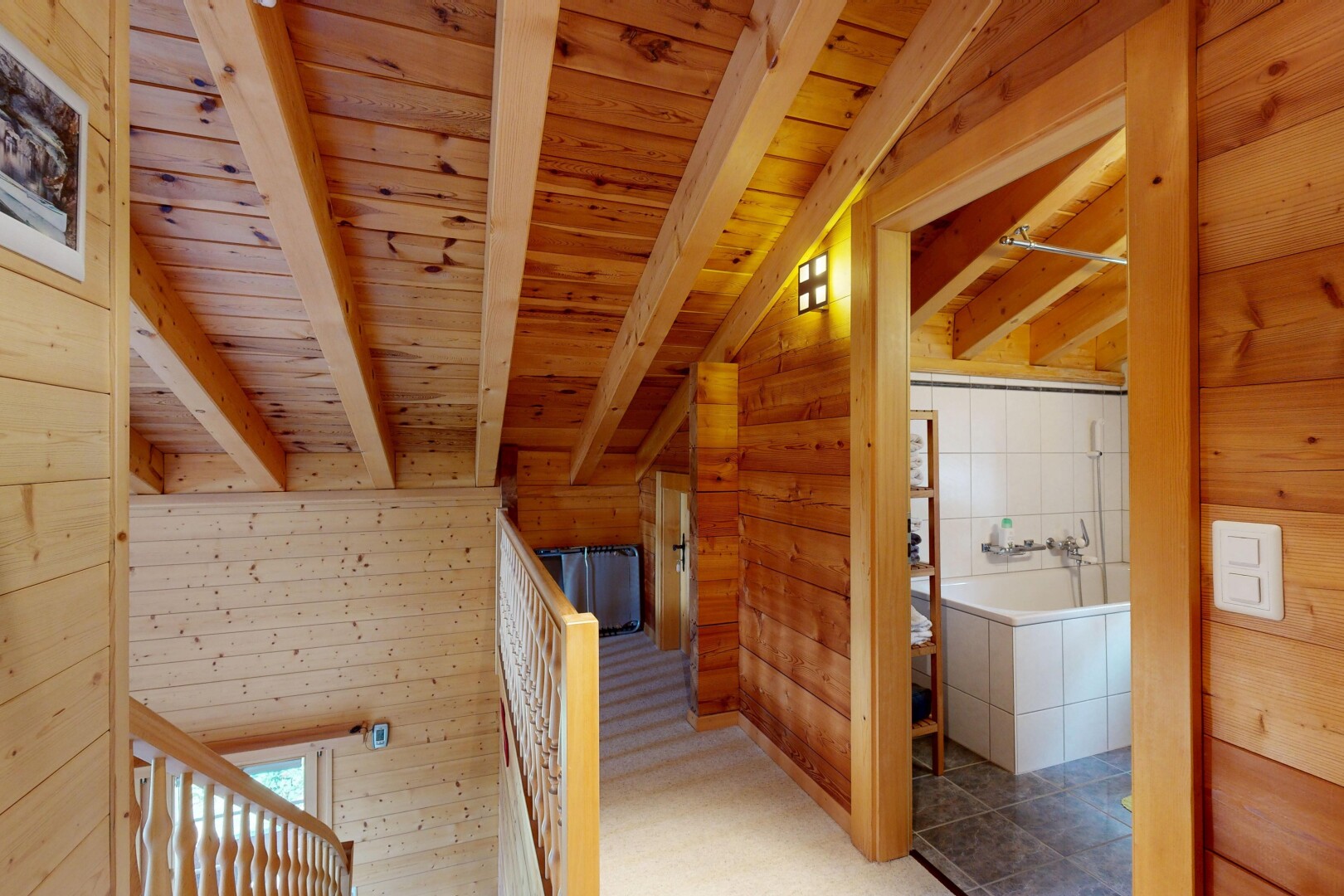 couloir avec beamed ceiling, plafond à poutres, wood wall, mur en bois, et dated wood wall
