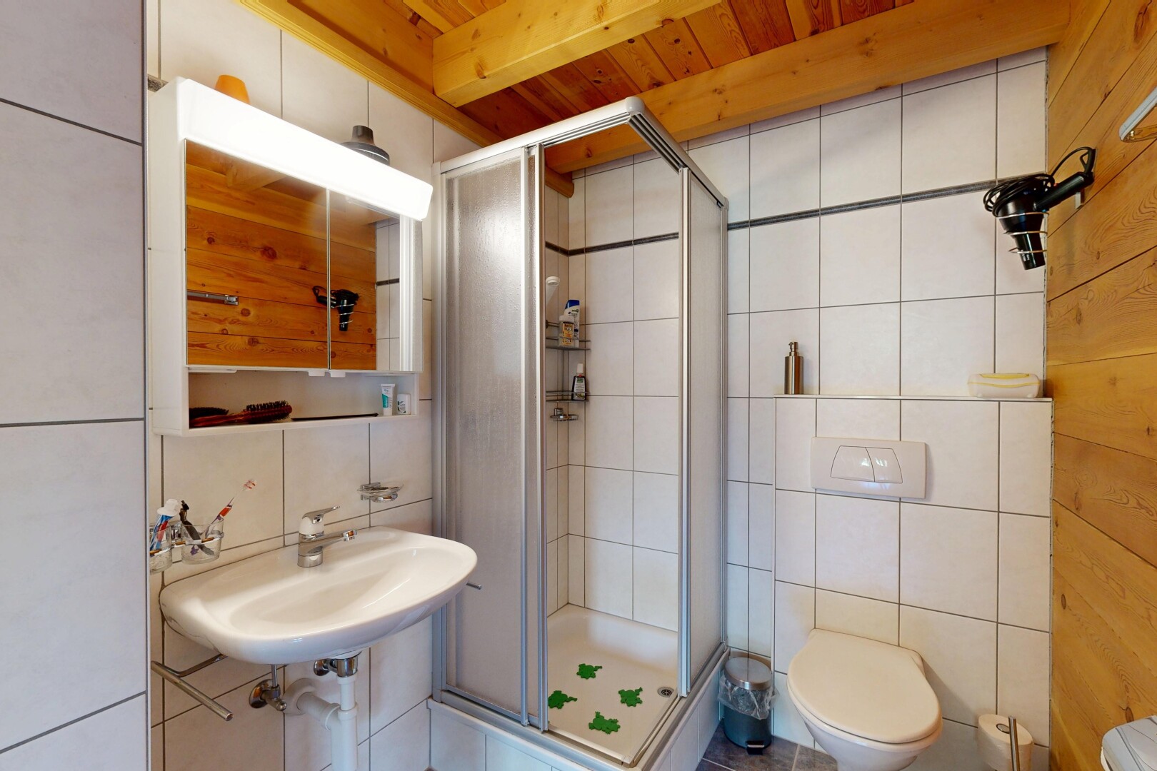 salle de bains avec salle de bain complète, douche, miroir, inside property, et évier