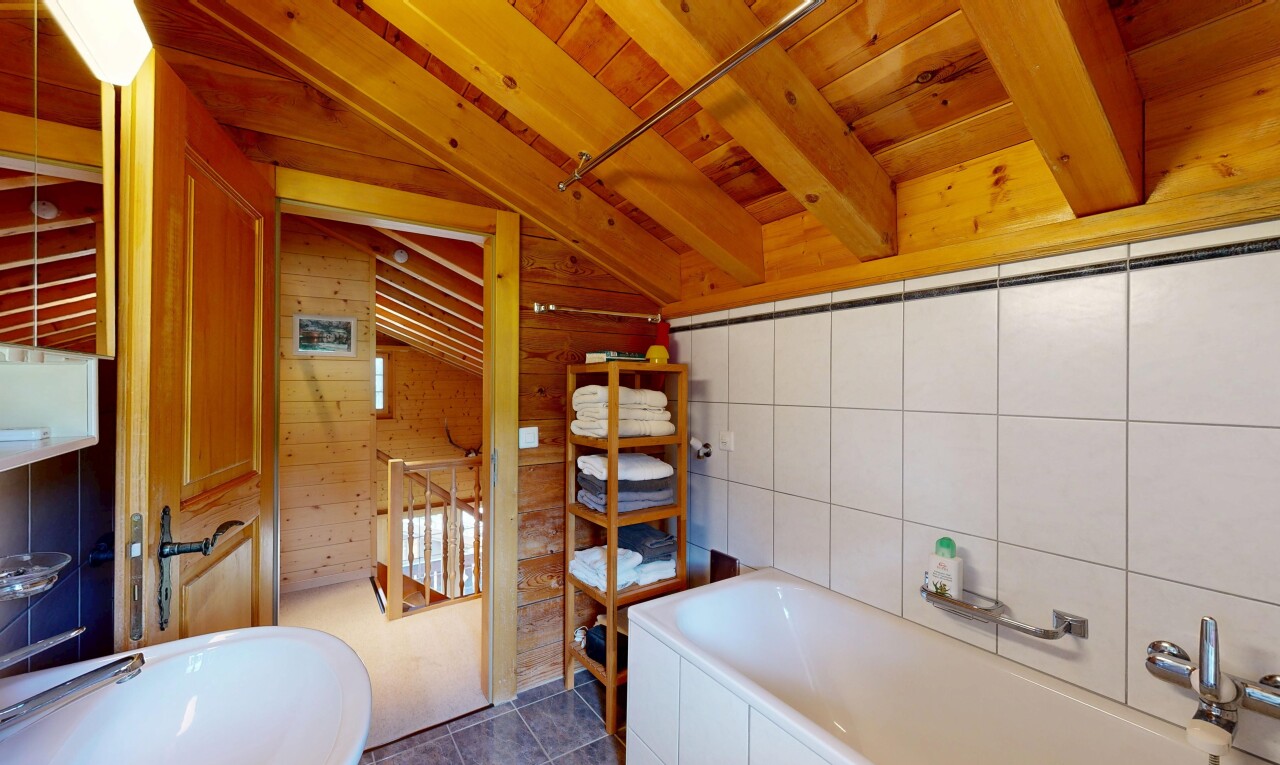 salle de bains avec bain, salle de bain complète, plafond en bois, wood ceiling, et plafond à poutres