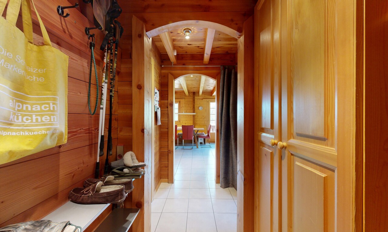 couloir avec inside property, tile floor, sol en carrelage, wood wall, et mur en bois