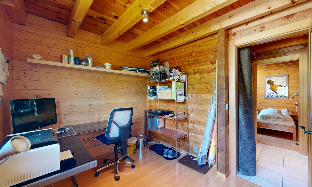 bureau avec plafond à poutres, beamed ceiling, mur en bois, wood wall, et dated wood wall