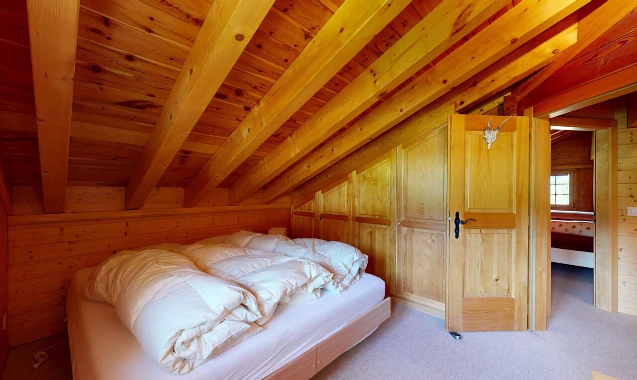 chambre avec plafond à poutres, beamed ceiling, plafond voûté, vaulted ceiling, et lumière naturelle