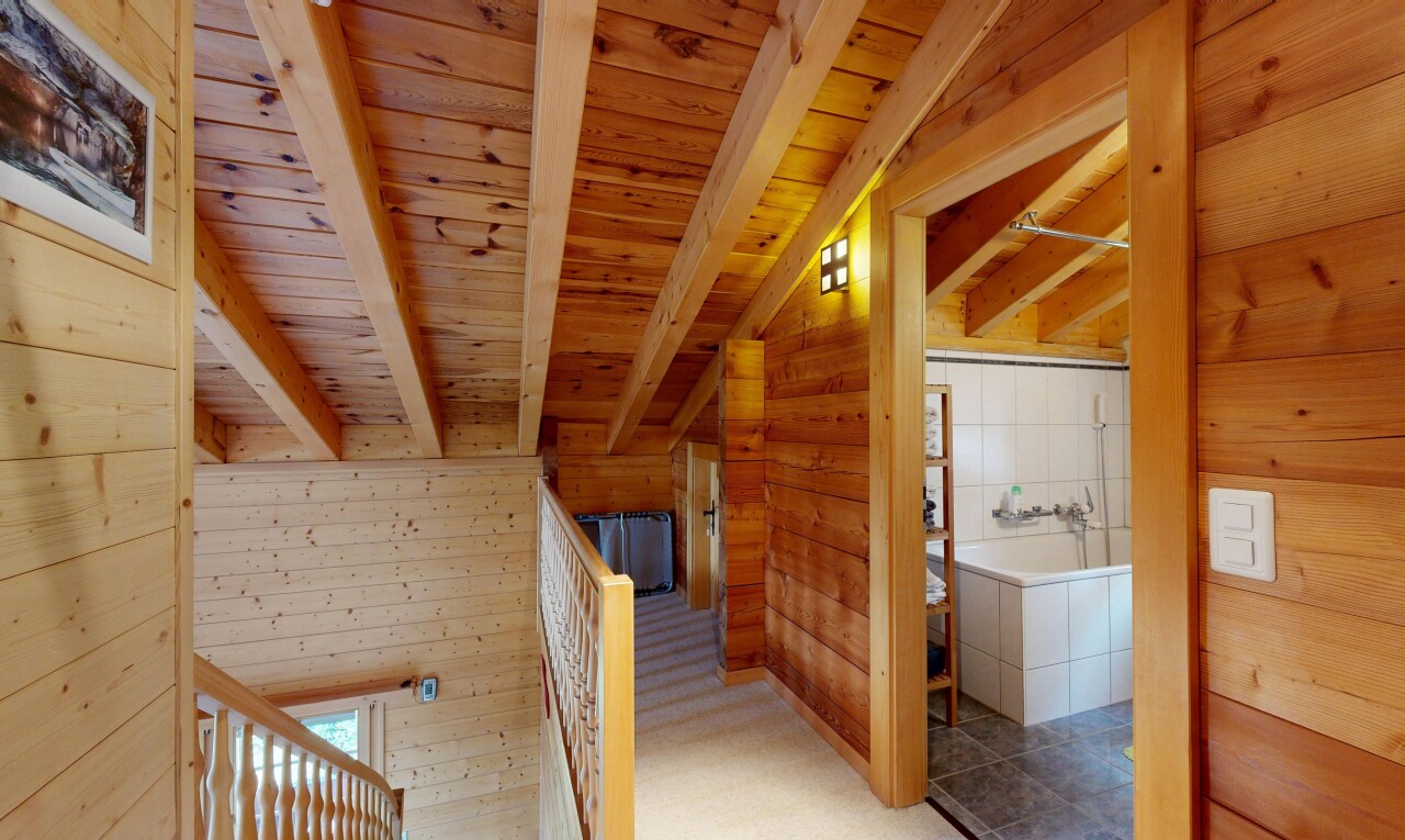 couloir avec beamed ceiling, plafond à poutres, wood wall, mur en bois, et dated wood wall