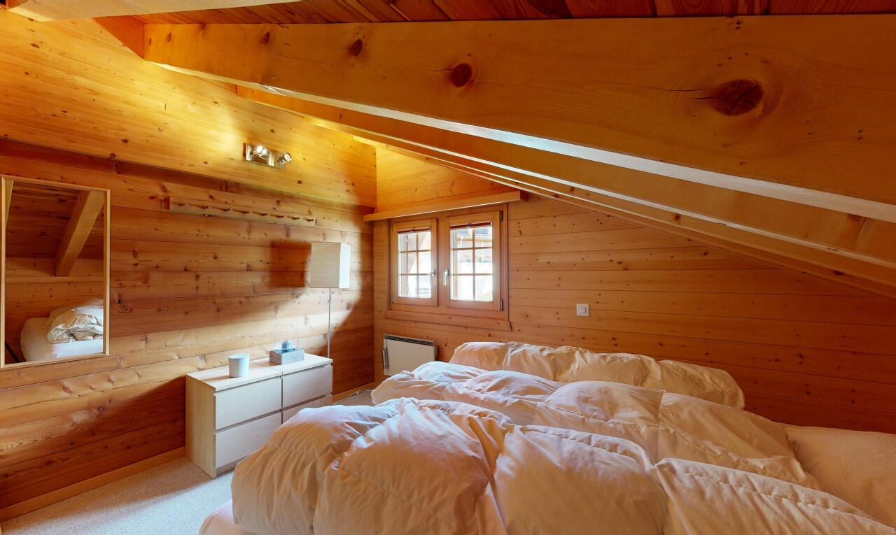chambre avec vaulted ceiling, plafond voûté, wood ceiling, plafond en bois, et wood wall