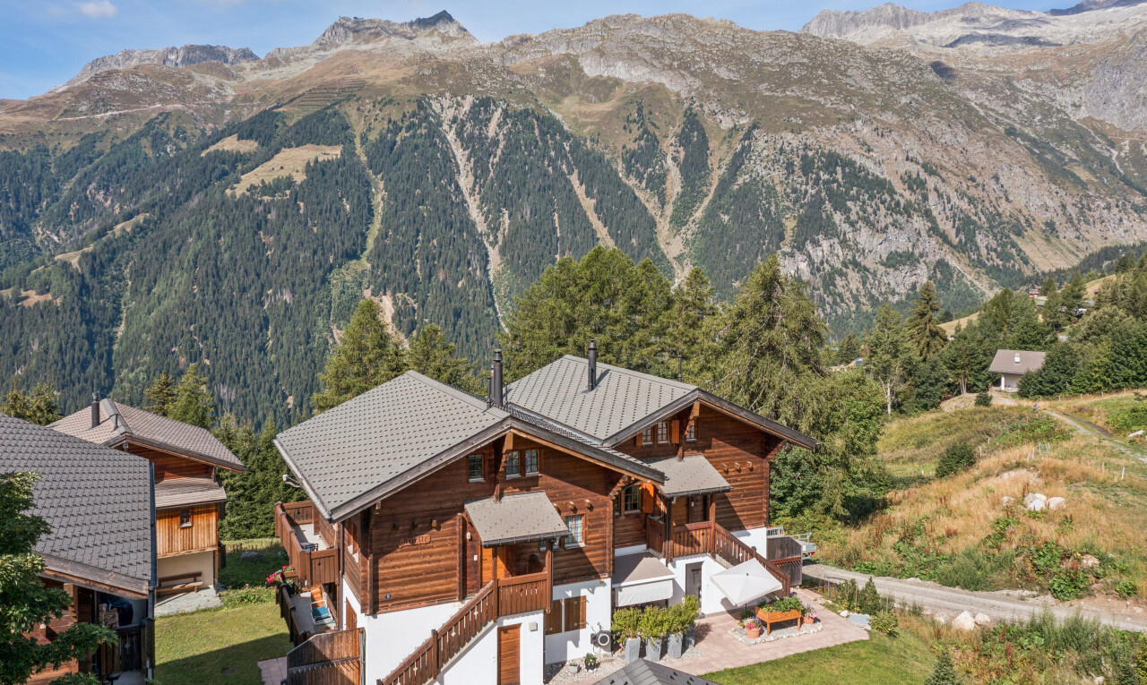 vue sur la montagne avec vue sur la montagne, mountain view, property visible, et day time