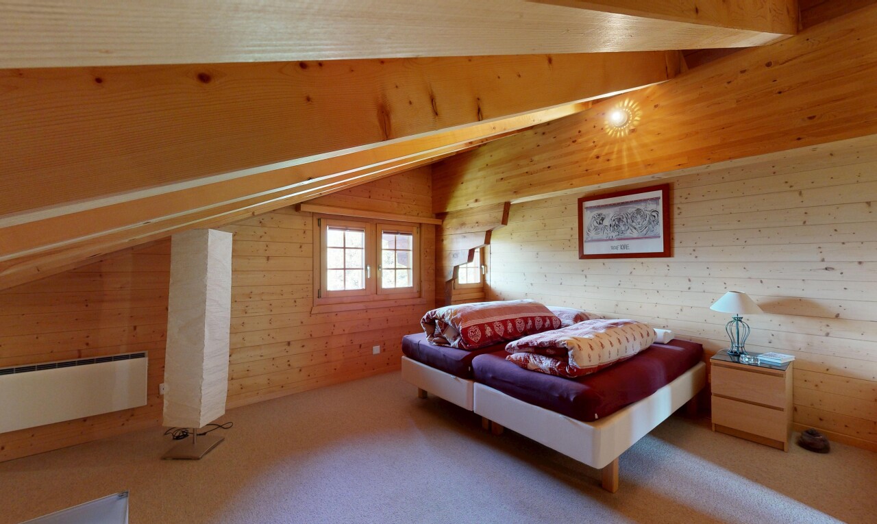 chambre avec mur en bois, wood wall, plafond voûté, vaulted ceiling, et moquette