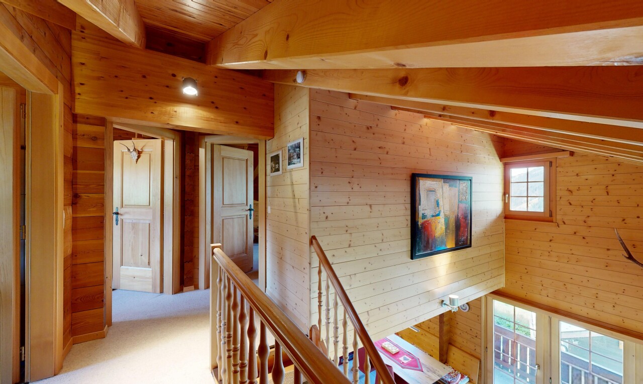 escaliers avec wood wall, mur en bois, dated wood wall, escaliers, et palier à l'étage