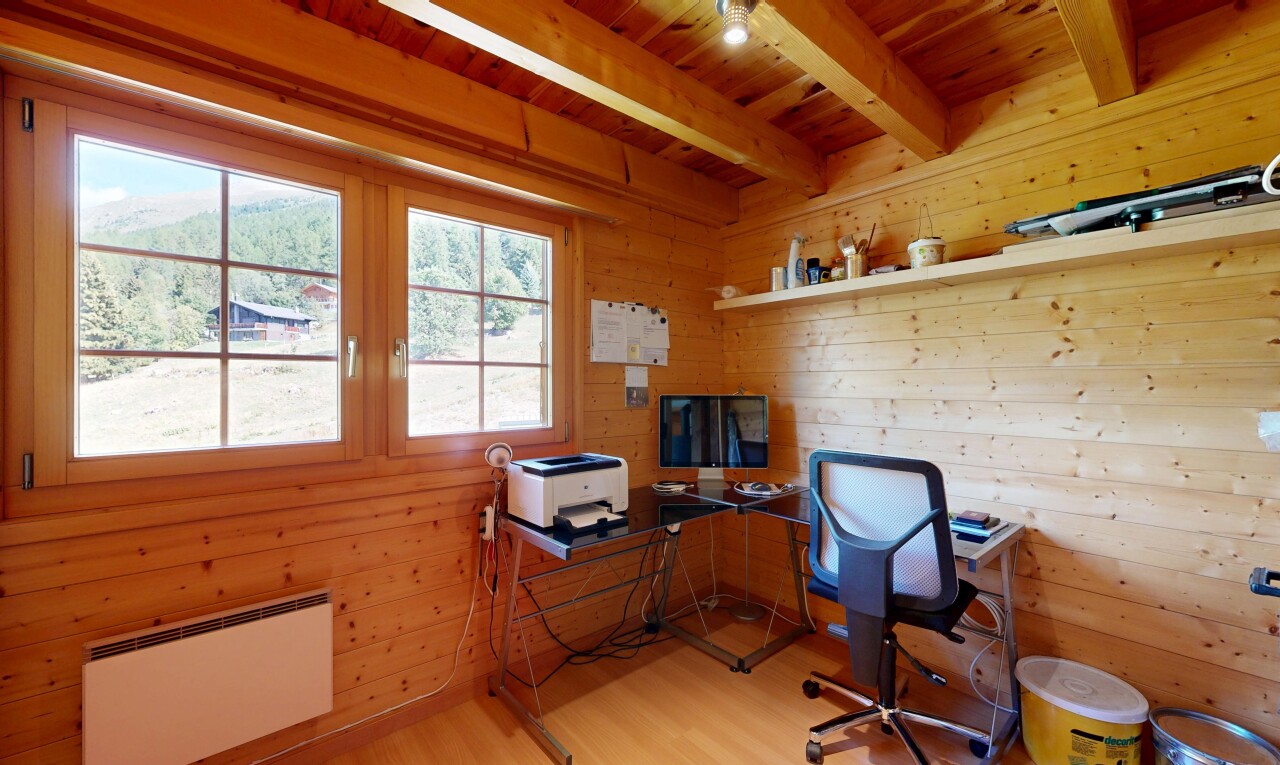 bureau avec radiateur, dated wood wall, mur en bois, wood wall, et plafond à poutres