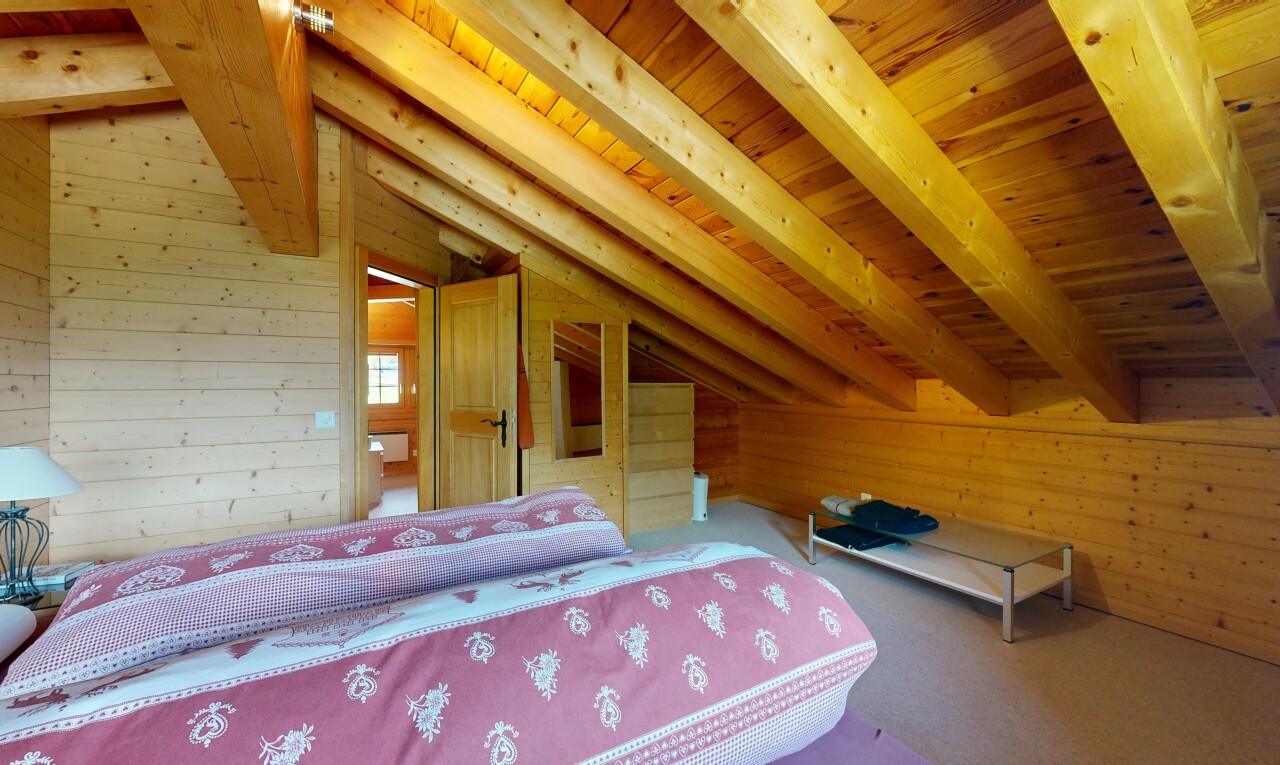 chambre avec mur en bois, wood wall, dated wood wall, plafond voûté, et vaulted ceiling