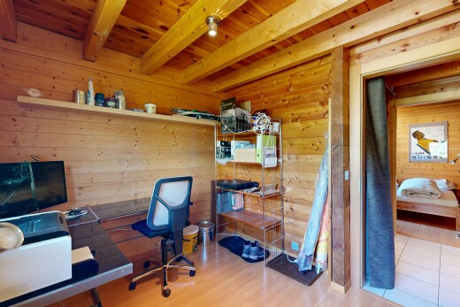 bureau avec plafond à poutres, beamed ceiling, mur en bois, wood wall, et dated wood wall