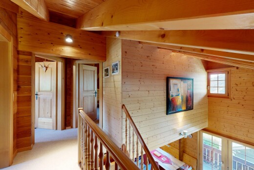 escaliers avec wood wall, mur en bois, dated wood wall, escaliers, et palier à l'étage