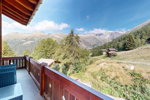 balkon mit view focus, mountain view, blick auf die berge, from property, und day time