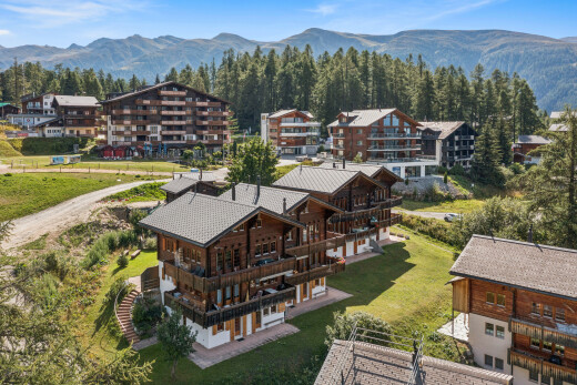 façade avec vue sur la montagne, mountain view, day time, terrasse, et escaliers