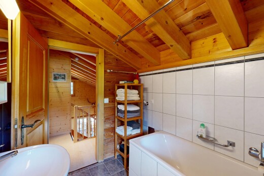 salle de bains avec bain, salle de bain complète, plafond en bois, wood ceiling, et plafond à poutres