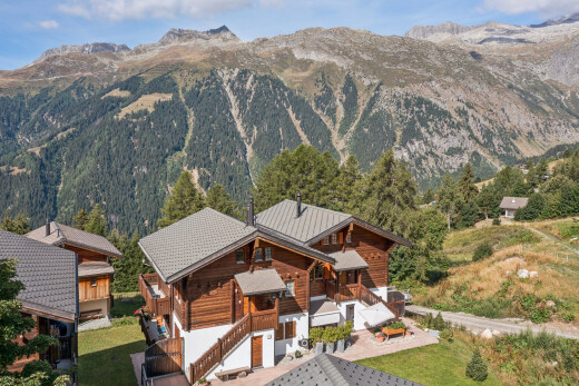 vue sur la montagne avec vue sur la montagne, mountain view, property visible, et day time