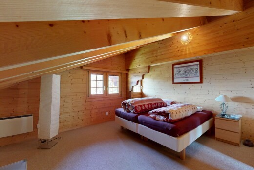 chambre avec mur en bois, wood wall, plafond voûté, vaulted ceiling, et moquette