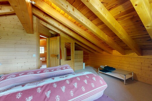 zimmer / schlafzimmer mit holzwand, wood wall, dated wood wall, dachschräge, und vaulted ceiling