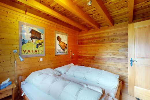 chambre avec beamed ceiling, plafond à poutres, wood wall, mur en bois, et wood ceiling