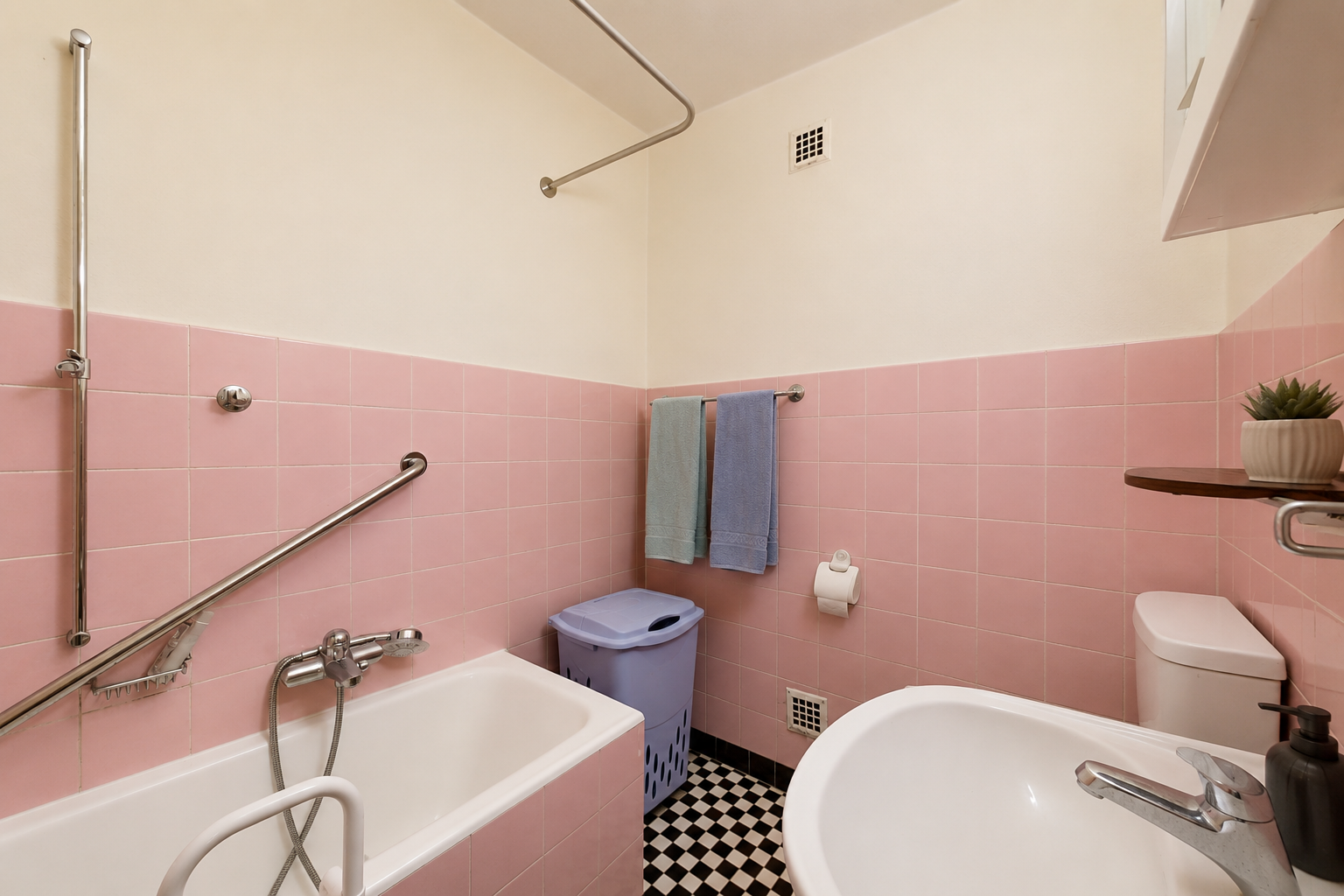 full bathroom featuring tiled shower / bath, tile walls, and wainscoting