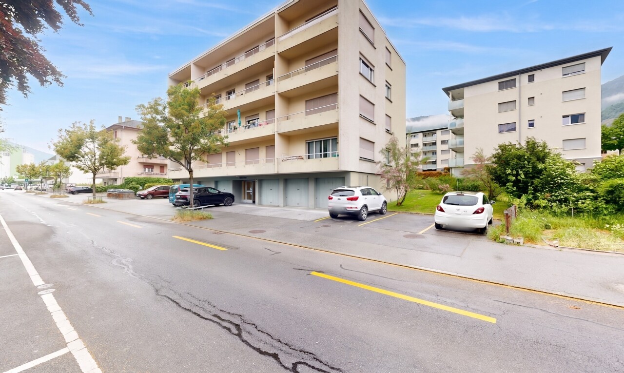 view of apartment building / complex featuring uncovered parking