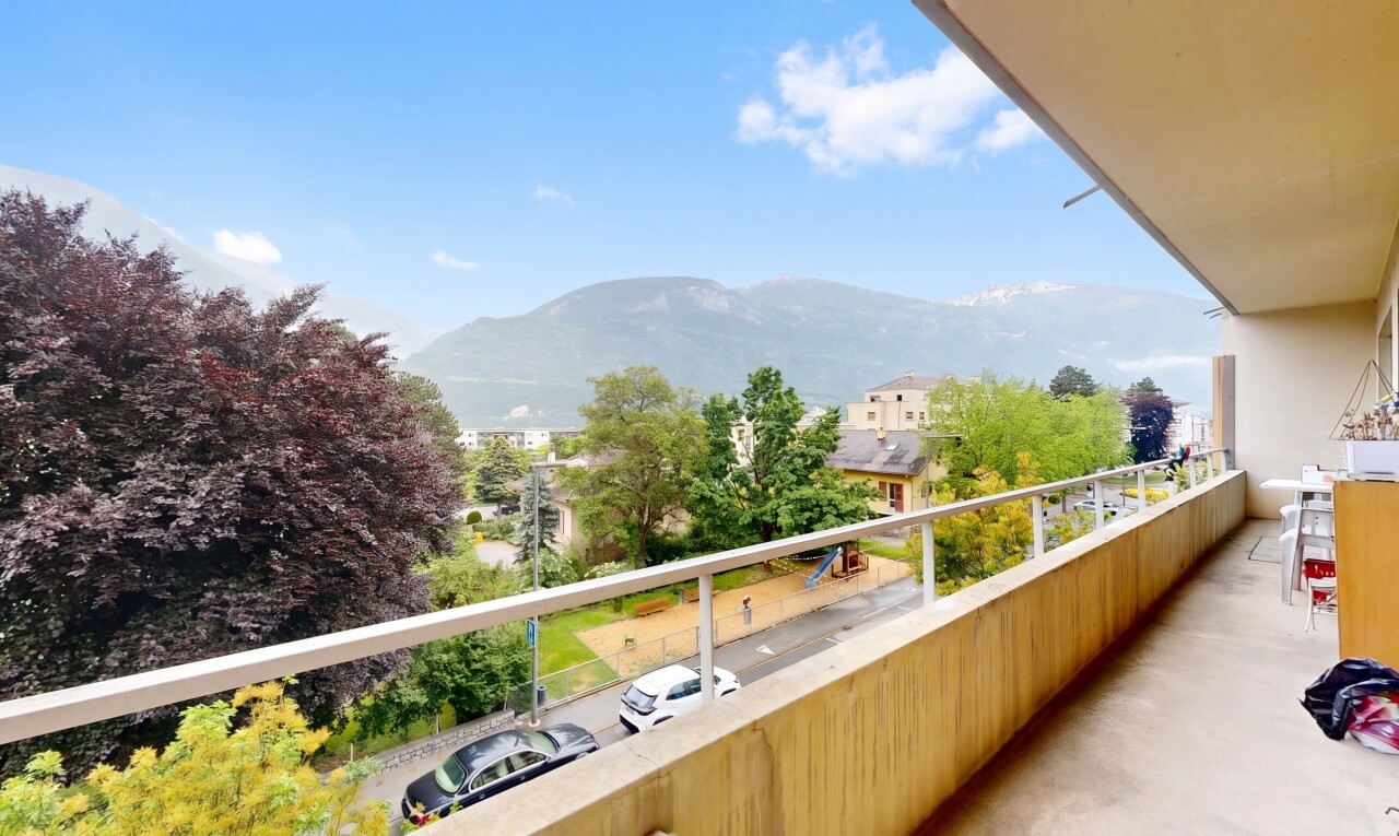 balcony featuring a mountain view