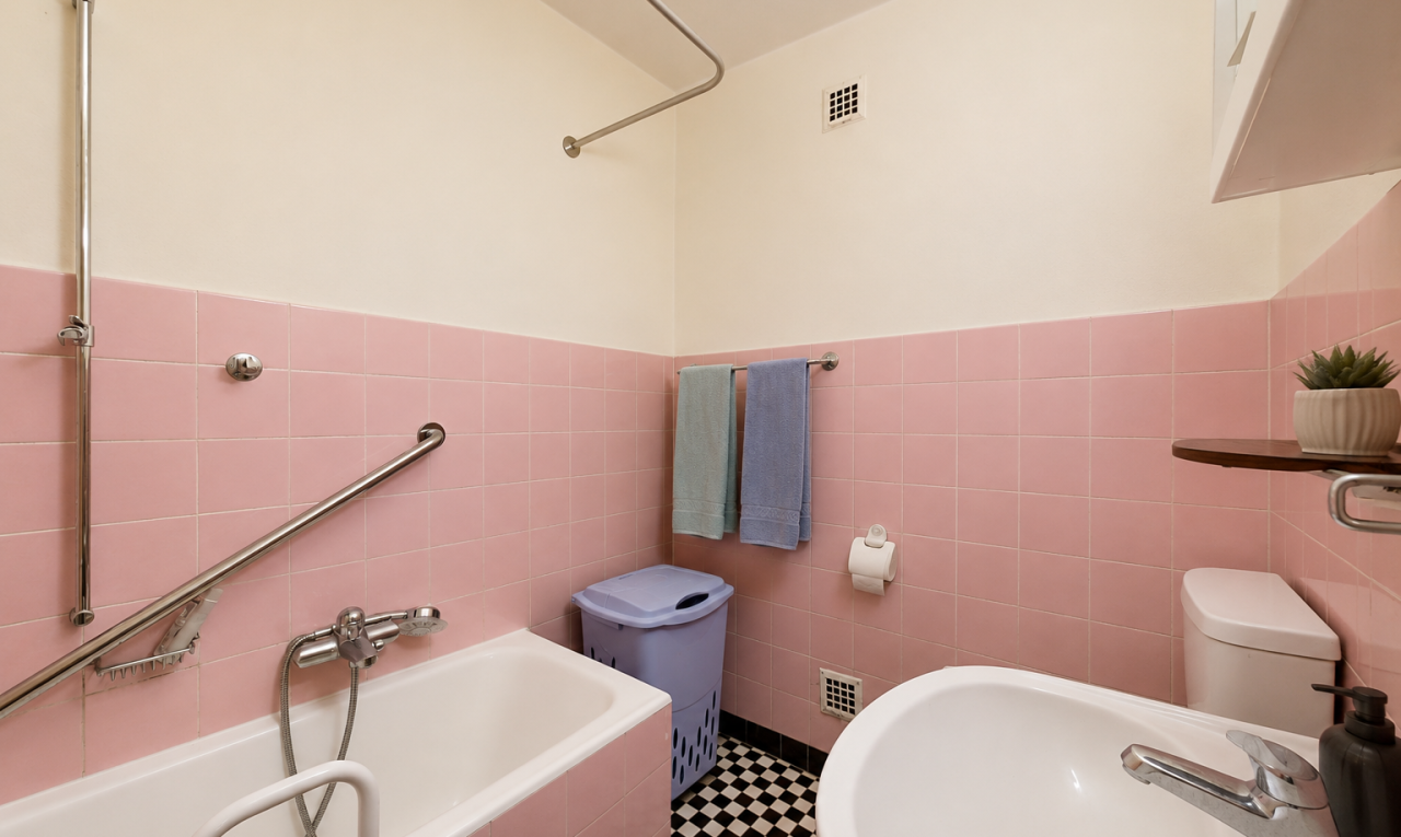 full bathroom featuring tiled shower / bath, tile walls, and wainscoting