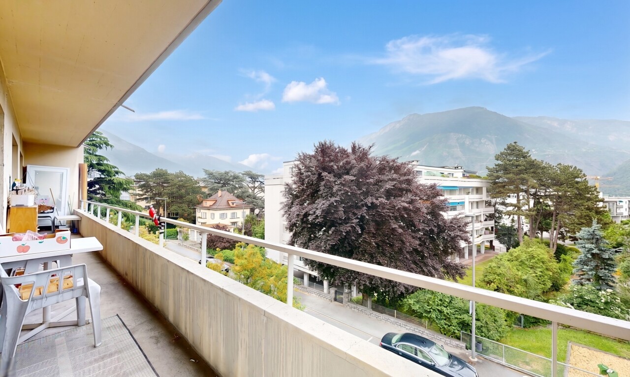 balcony featuring a mountain view