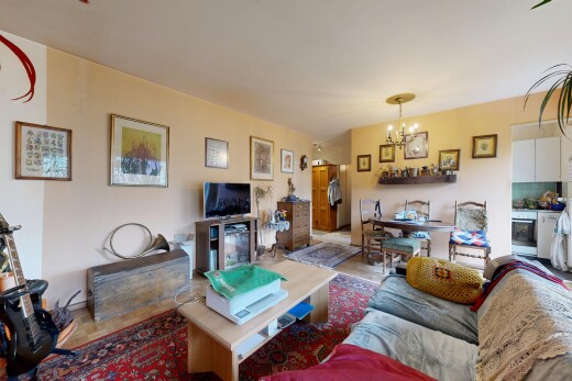 wohn- / esszimmer mit inside property, drywall, gipskartonwand, bemerkenswerter kronleuchter, und fernseher