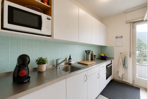cuisine avec micro-ondes, armoires blanches, white cabinets, lumière naturelle, et natural light