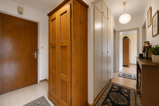 couloir avec light floor, cloison sèche, drywall, et inside property