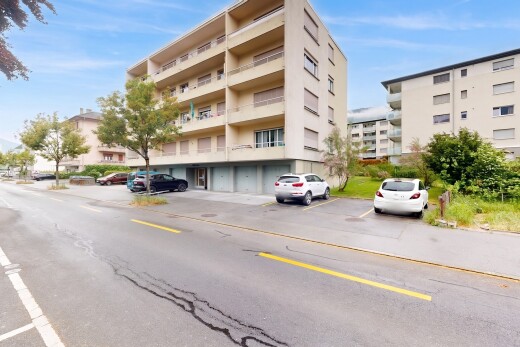 extérieur du bâtiment avec apartment complex view, vue sur le complexe d'appartements, parking, et day time