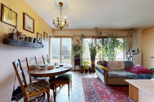 salon / salle à manger avec inside property, lustre remarquable, lumière naturelle, natural light, et cloison sèche
