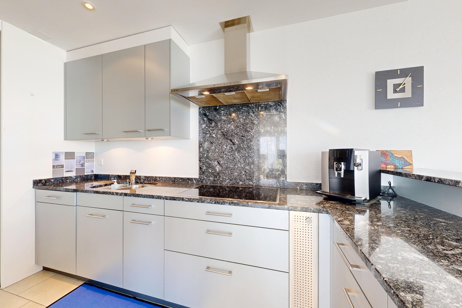 küche mit dark countertops, dunstabzugshaube, stein arbeitsplatten, stone countertops, und gipskartonwand
