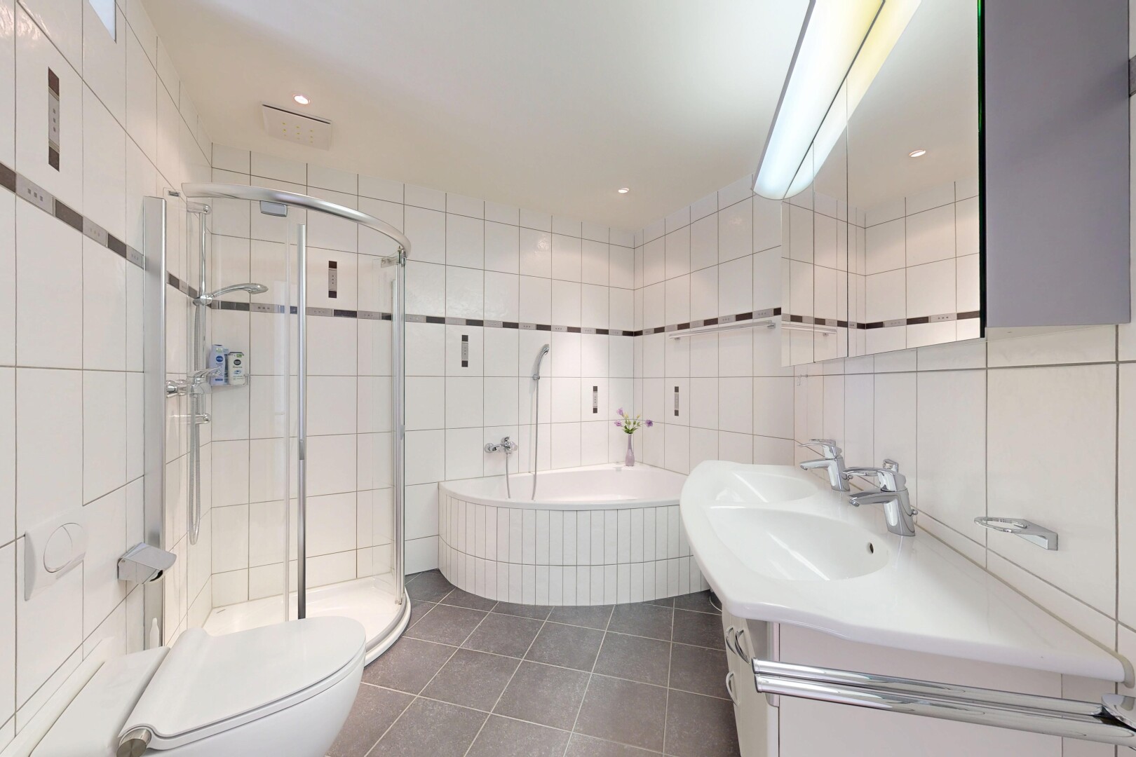 bad mit inside property, schminktisch, spiegel, dark floor, und komplettes badezimmer