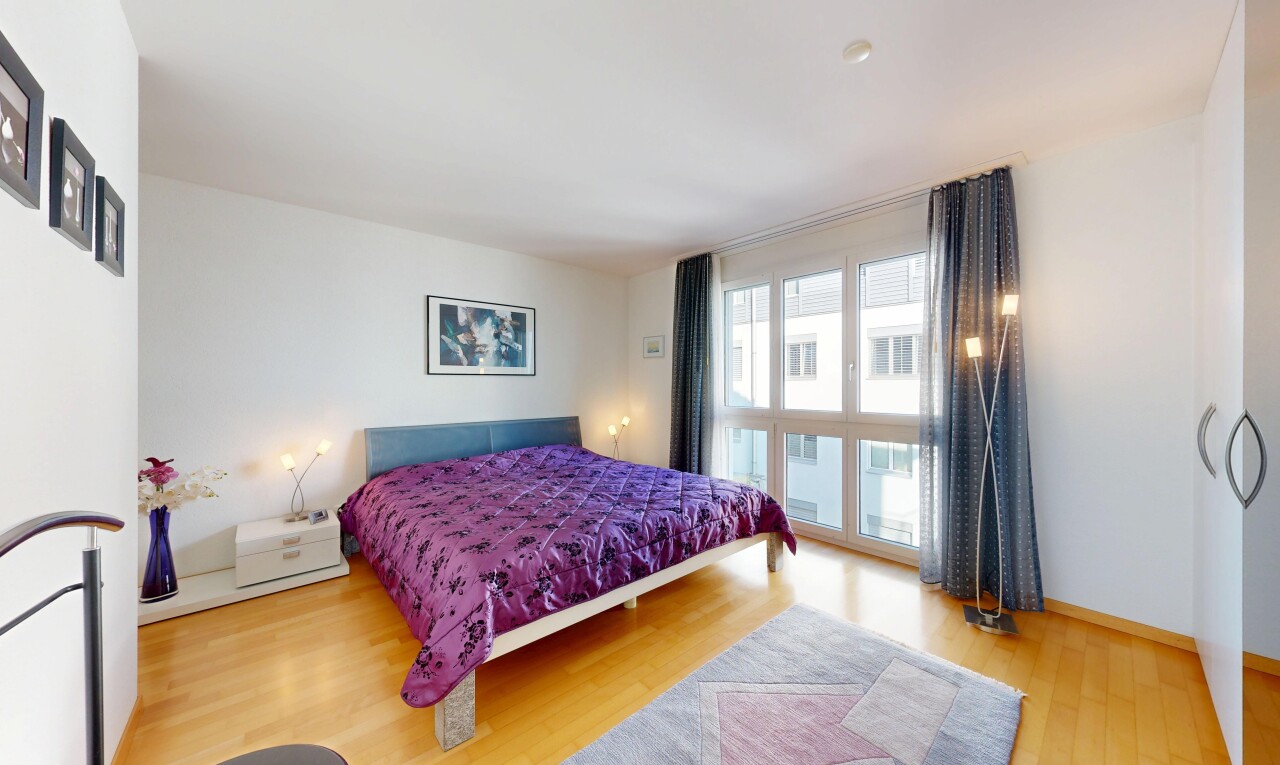 zimmer / schlafzimmer mit holzfußboden, wood finish floor, gipskartonwand, drywall, und natürliches licht