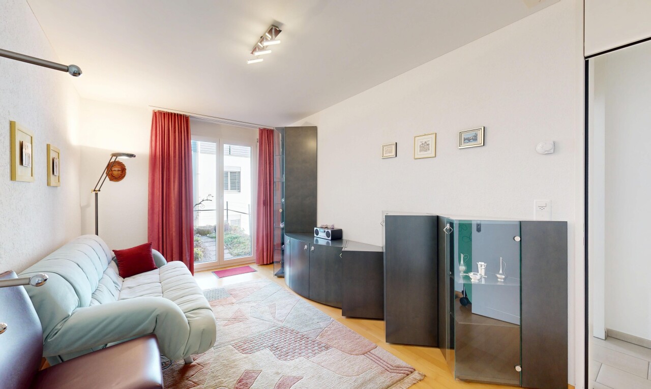 wohnzimmer mit inside property, gipskartonwand, drywall, natürliches licht, und natural light